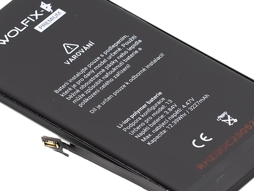 Připravená výměna baterie iPhone 13 – náhradní díl vedle zařízení